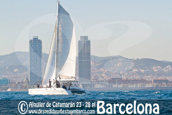 Alquiler de Barco Catamarán en Barcelona, ideal para grupos de despedida de soltera y soltero, cumpleaños y grupos de empresa