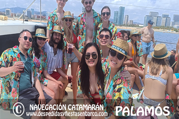 Catamarán compartido Palamós, catamarán Platja d'Aro, catamarán grupos celebración, fiesta en catamarán despedida de soltera y despedida de soltero